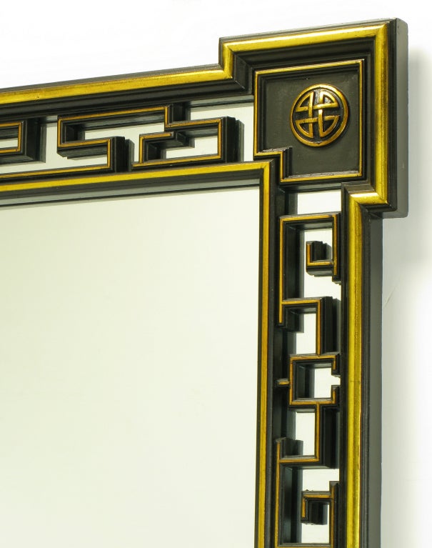 Milieu du XXe siècle Miroir réticulé de style asiatique de 140 centimètres en laque noire et partiellement doré en vente