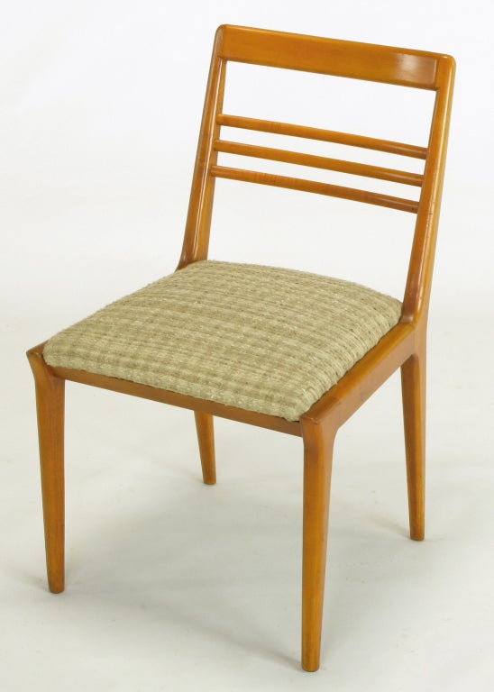 Gepolsterte Esszimmerstühle aus Nussbaumholz von Renzo Rutili (Seide) im Angebot