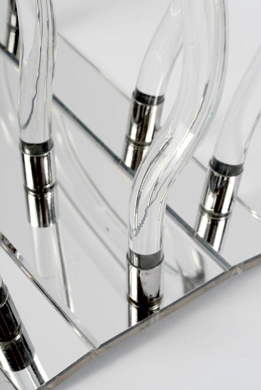 Americano Portariviste in lucite, cromo e specchio di Dorothy Thorpe in vendita