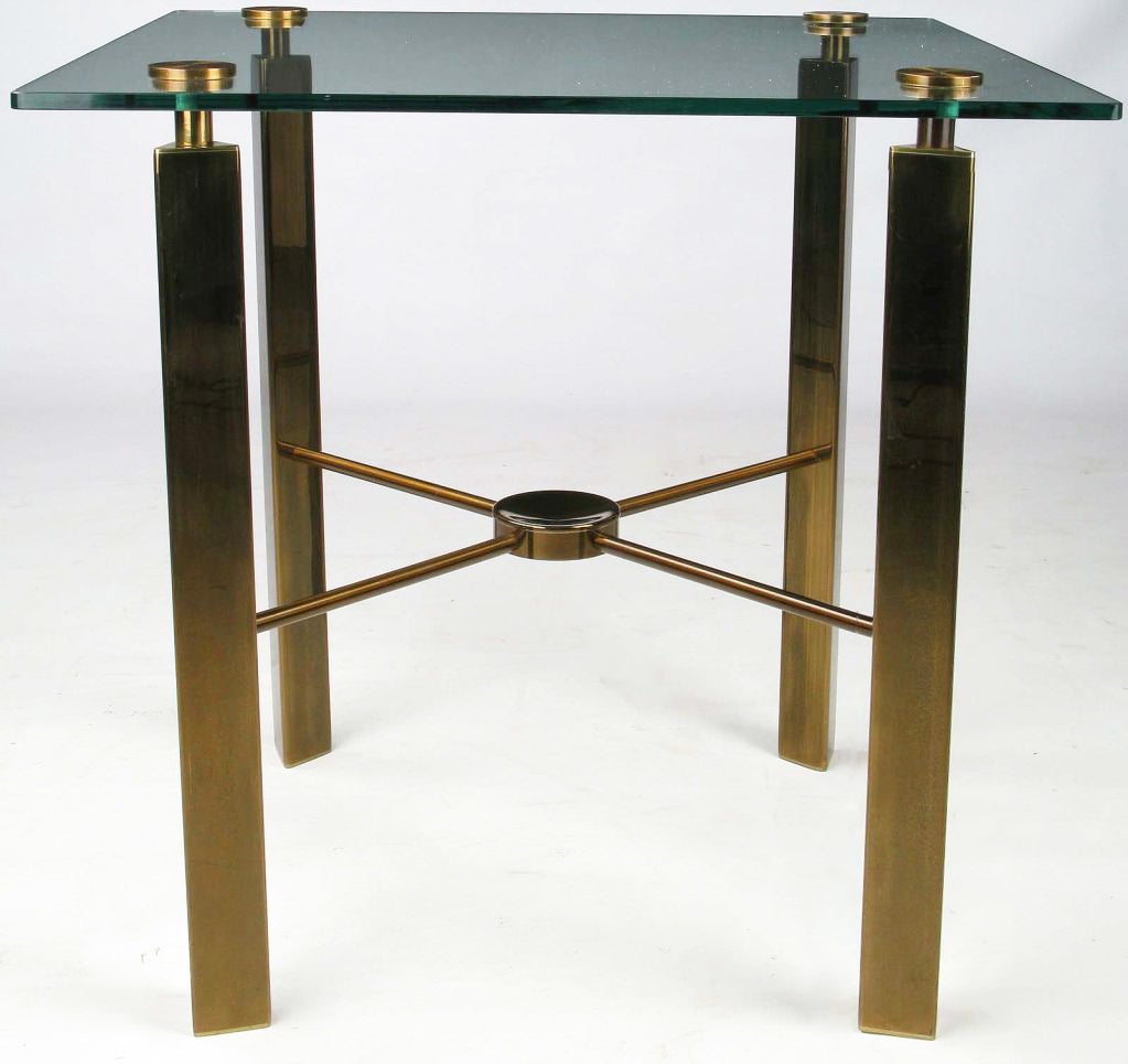 Postmoderne Table d'appoint postmoderne en laiton et verre en vente