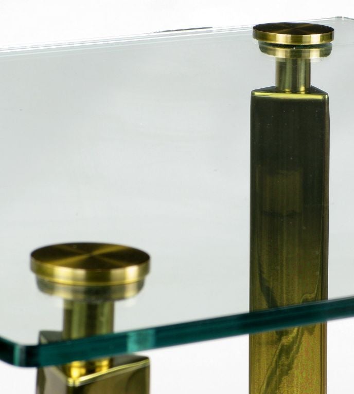 Américain Table d'appoint postmoderne en laiton et verre en vente