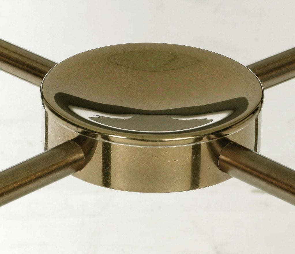 Laiton Table d'appoint postmoderne en laiton et verre en vente