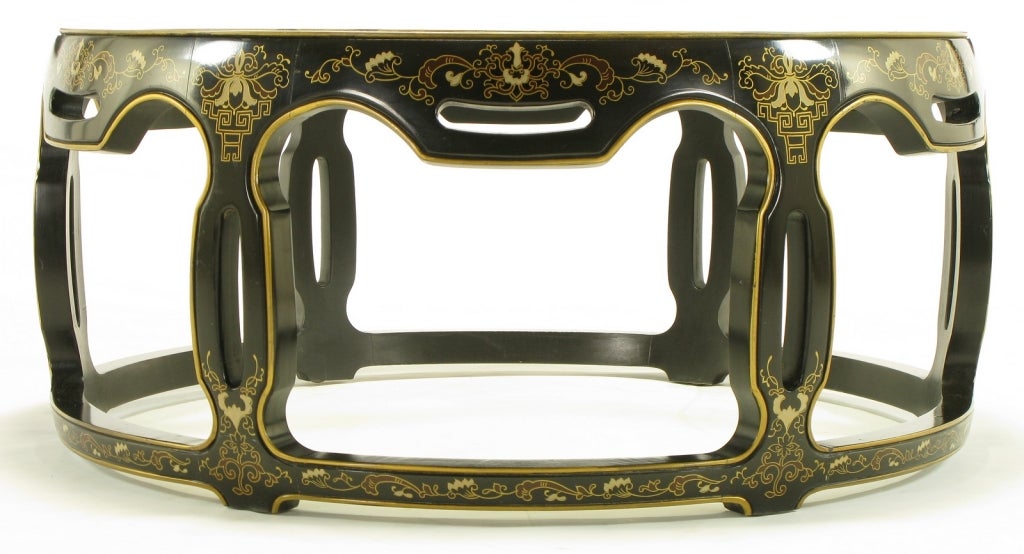 Milieu du XXe siècle Table basse asiatique à tambour ouvert, laquée et dorée à la feuille en vente