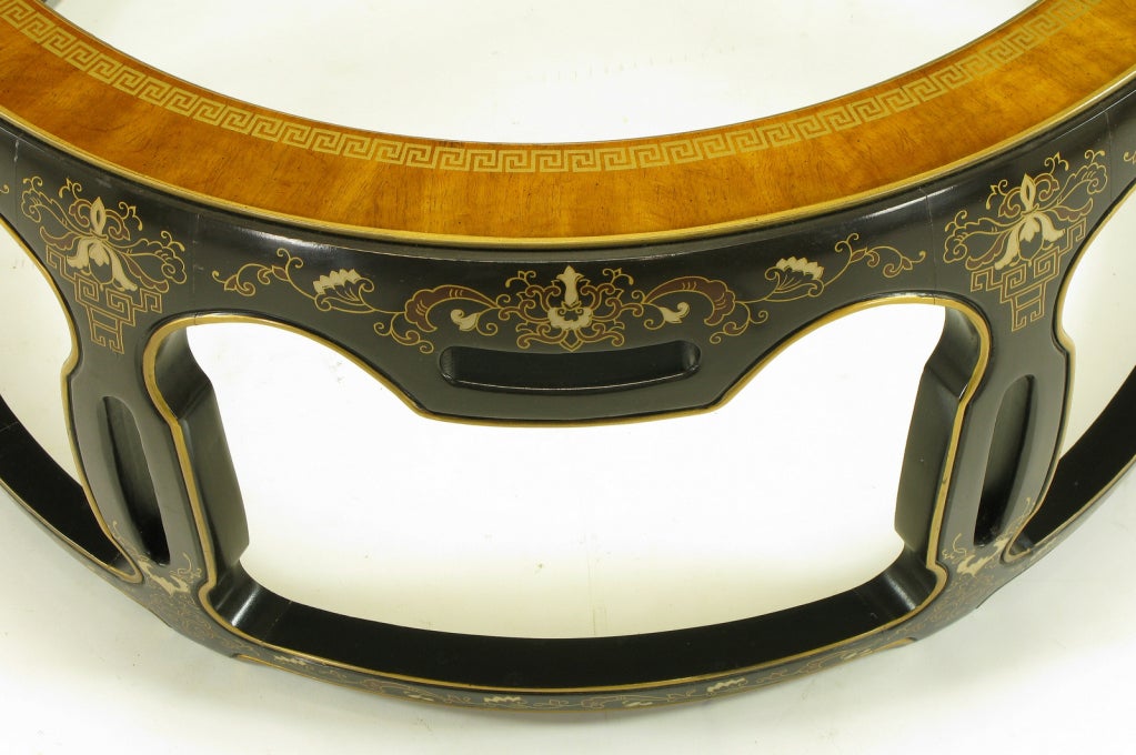 Bois Table basse asiatique à tambour ouvert, laquée et dorée à la feuille en vente