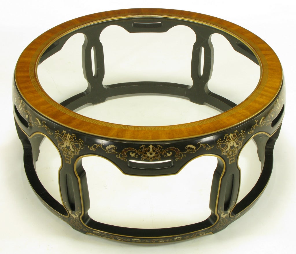 Américain Table basse asiatique à tambour ouvert, laquée et dorée à la feuille en vente