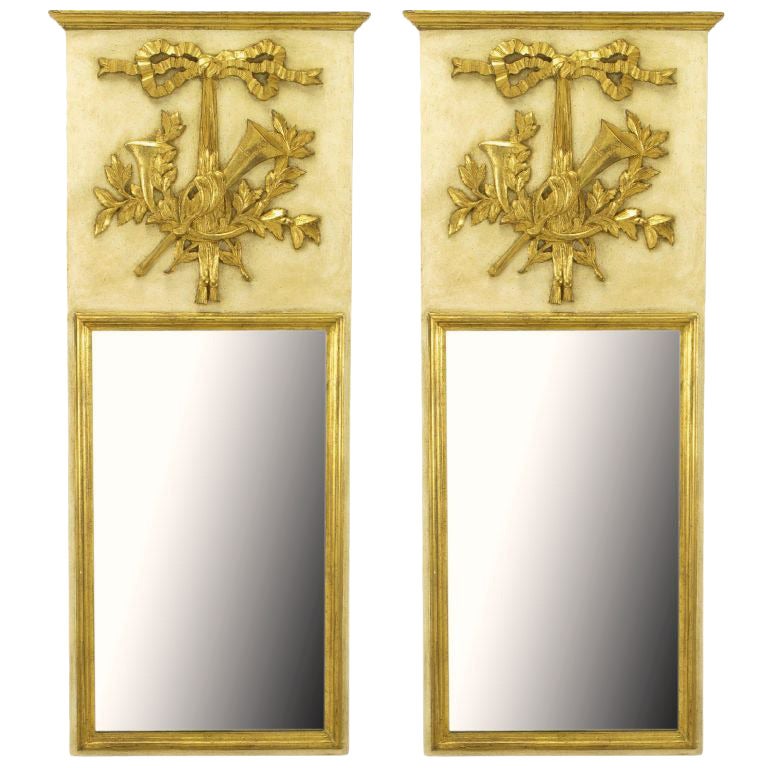 Paar elfenbeinfarbene und vergoldete Trumeaux-Spiegel im italienischen Empire-Stil im Angebot