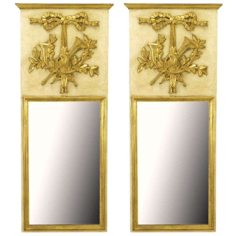 Paire de miroirs Trumeaux italiens ivoire et dorés à la feuille de style Empire