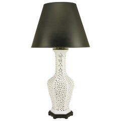 Grande lampe de bureau réticulée en porcelaine blanc de Chine