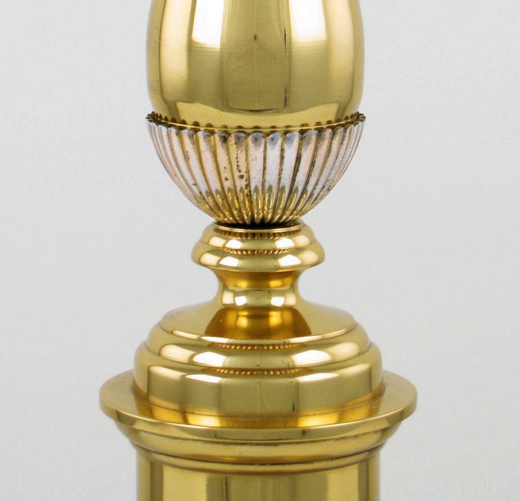 Lampe aus Messing, Stahl und Milchglas im John Dickinson-Stil (Moderne der Mitte des Jahrhunderts) im Angebot