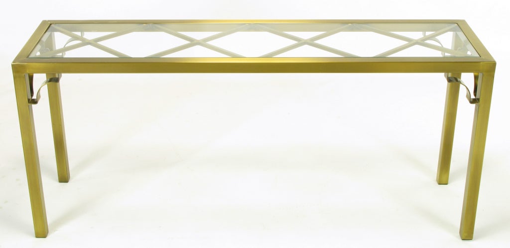 Parsons-Tisch aus Messing, mit Rautenmuster unter einer Glasplatte, mit offenen Ecken.