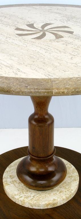 Américain Table d'appoint en noyer et travertin avec centre en marqueterie en vente