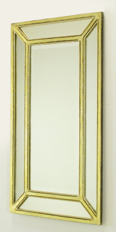 Specchio italiano a cinque sezioni con cornice in metallo color foglia d'argento e dettagli in corda di metallo con finitura simile. Cinque specchi stretti con bordo a mitria incorniciano lo specchio smussato centrale. Eccellente per la stanza della