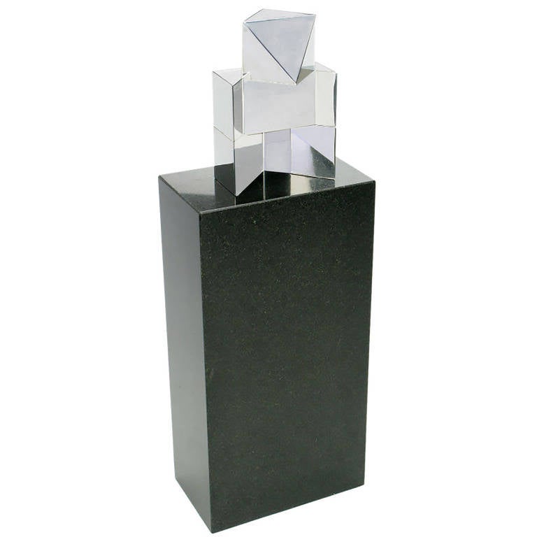 Escultura Cubista Cromada sobre Pedestal de Granito Negro Estadounidense en venta