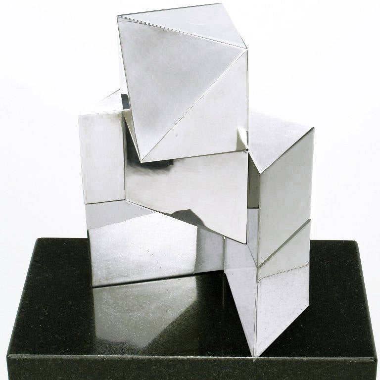 Escultura Cubista Cromada sobre Pedestal de Granito Negro finales del siglo XX en venta