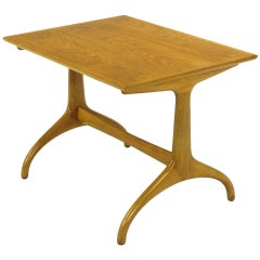Mesa auxiliar Heritage Henredon de nogal figurado y caoba con pata de cuerno