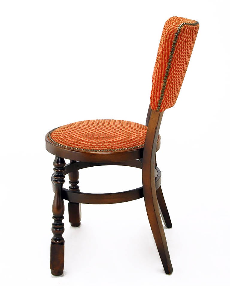 Four Uncommon Walnut and Persimmon Baluster Leg Dining Chairs with Round Seats In Good Condition In Chicago, IL
