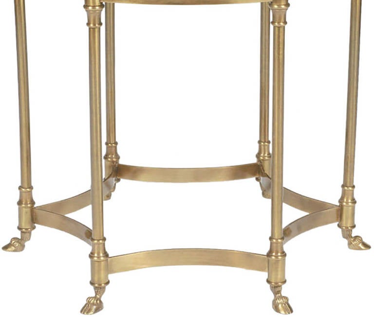 Table d'appoint à six pieds Labarge en laiton massif, avec pieds en sabot. Châssis hexafoil inversé relié à des manchettes et à des entretoises. Plateau en verre de 1/2