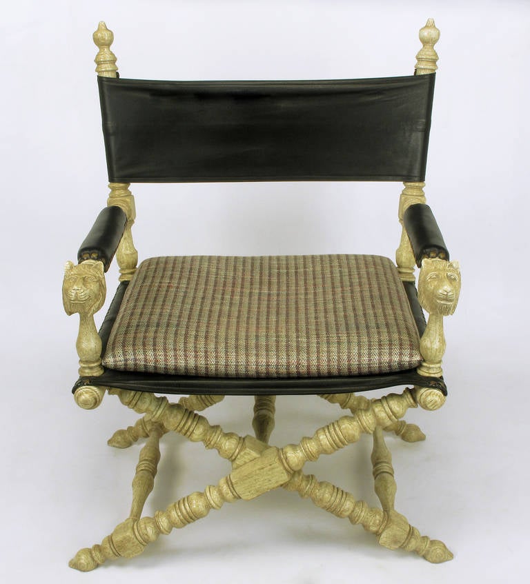 Américain Paire de chaises de campagne en bois de chêne flotté et cuir noir sculpté à tête de lion en vente