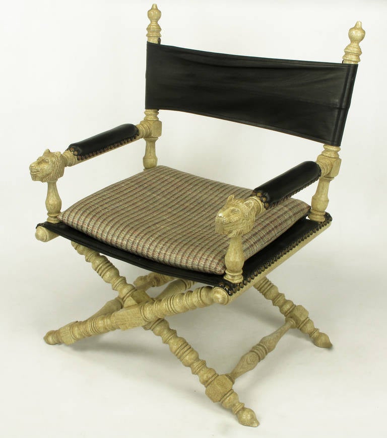 Sculpté Paire de chaises de campagne en bois de chêne flotté et cuir noir sculpté à tête de lion en vente