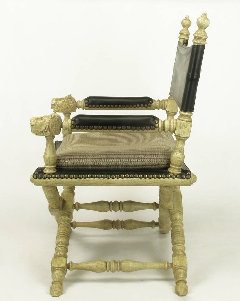Paire de chaises de campagne en bois de chêne flotté et cuir noir sculpté à tête de lion Bon état - En vente à Chicago, IL