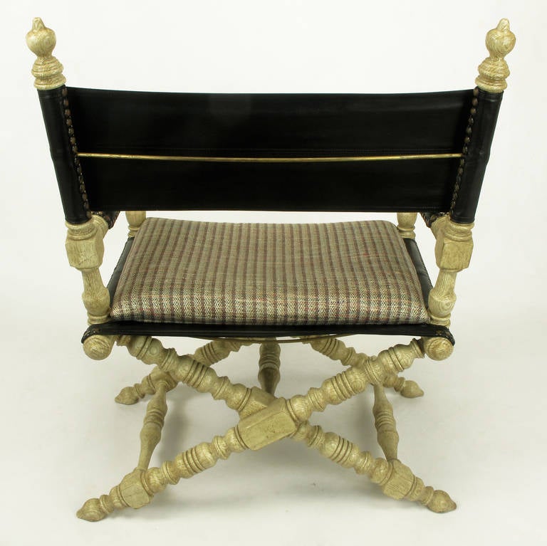 Fin du 20e siècle Paire de chaises de campagne en bois de chêne flotté et cuir noir sculpté à tête de lion en vente