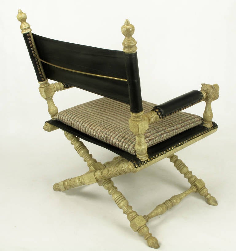 Laine Paire de chaises de campagne en bois de chêne flotté et cuir noir sculpté à tête de lion en vente
