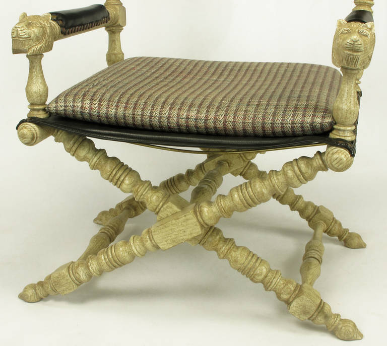Paire de chaises de campagne en bois de chêne flotté et cuir noir sculpté à tête de lion en vente 2