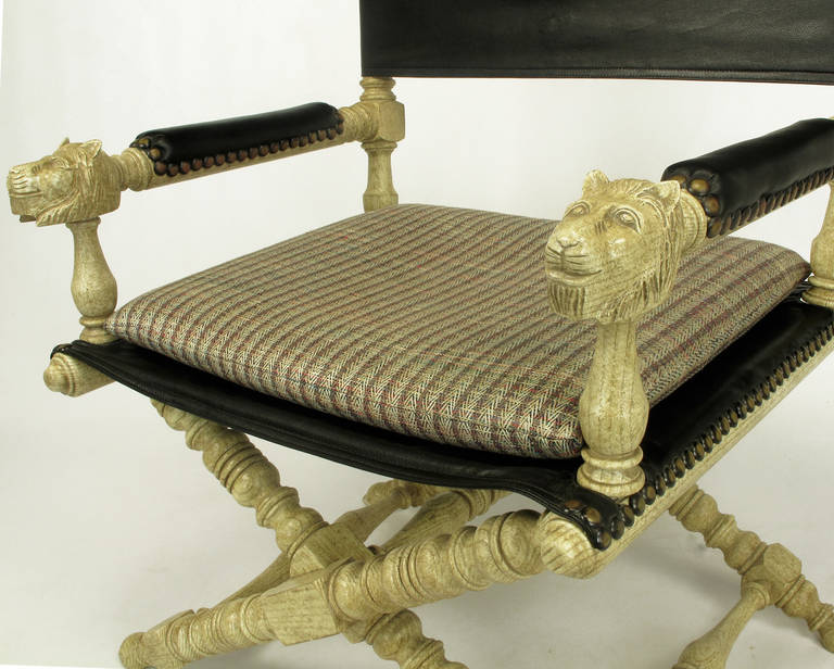 Paire de chaises de campagne en bois de chêne flotté et cuir noir sculpté à tête de lion en vente 3