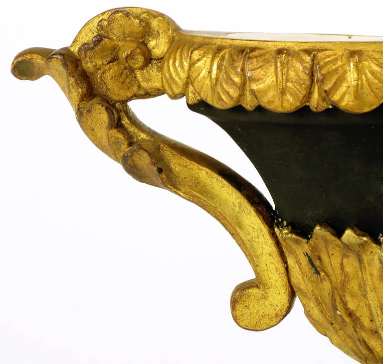 Milieu du XXe siècle Paire de lampes à urne de style Empire en plâtre doré et laque noire et gesso en vente