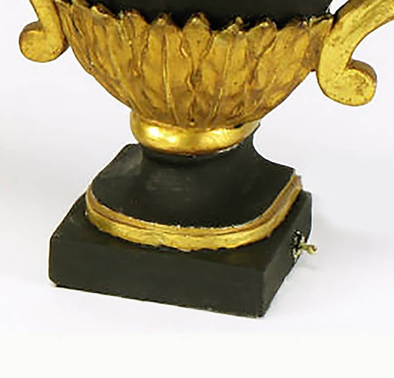 Paar teilweise vergoldete & schwarz lackierte Urnenleuchten aus Gips und Gesso im Empire-Stil im Angebot 1
