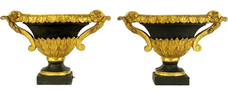 Américain Paire de lampes à urne de style Empire en plâtre doré et laque noire et gesso en vente