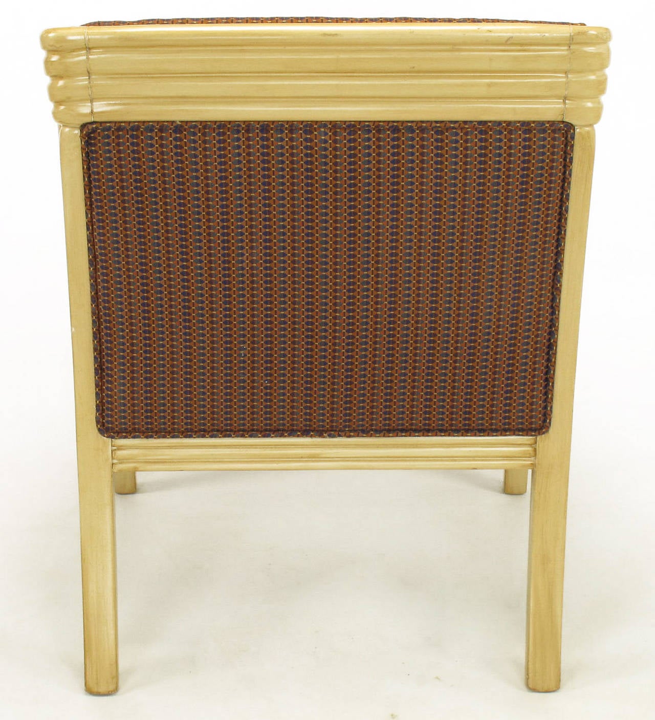 Paar handgeschnitzte Weiman-Sessel in Rattanform mit Ottomane in elfenbeinfarbener Glasur (Ende des 20. Jahrhunderts) im Angebot