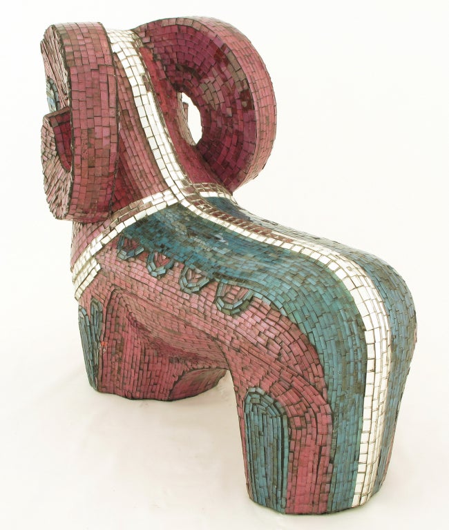 Américain Sculpture abstraite en forme de bélier recouverte d'une mosaïque de verre miniature en vente