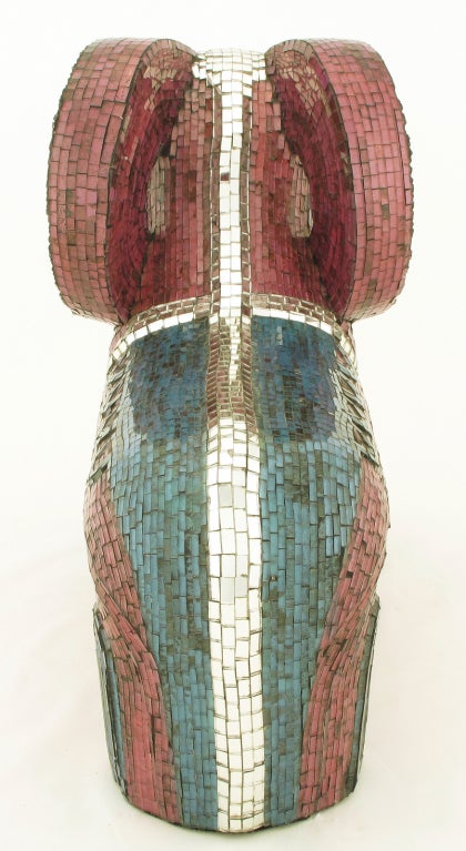 Fin du 20e siècle Sculpture abstraite en forme de bélier recouverte d'une mosaïque de verre miniature en vente