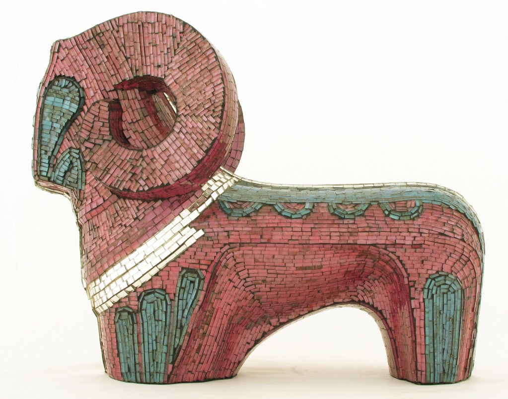 Scultura astratta di ariete rivestita di mosaico di vetro in miniatura in vendita 2