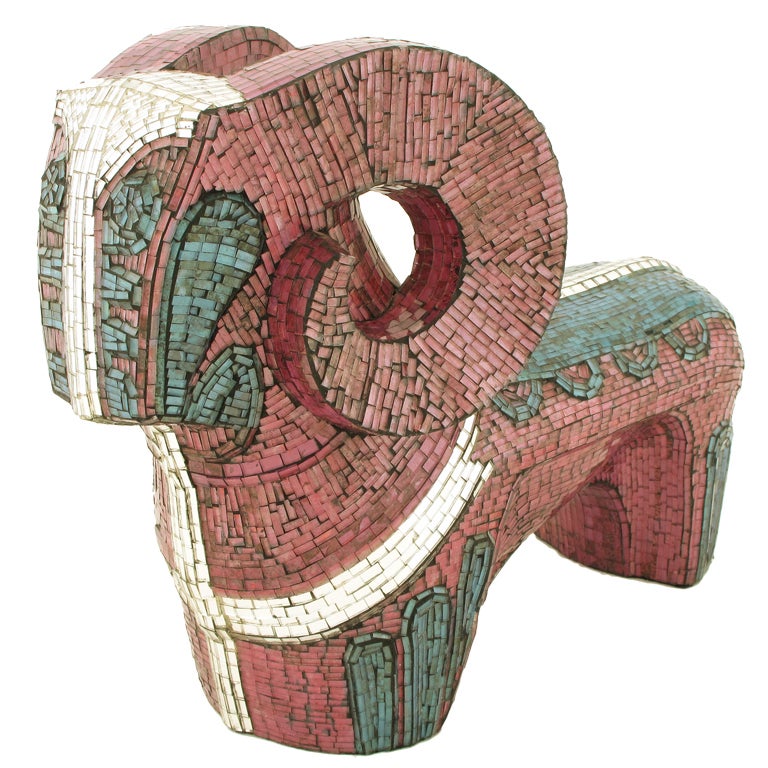 Scultura astratta di ariete rivestita di mosaico di vetro in miniatura in vendita