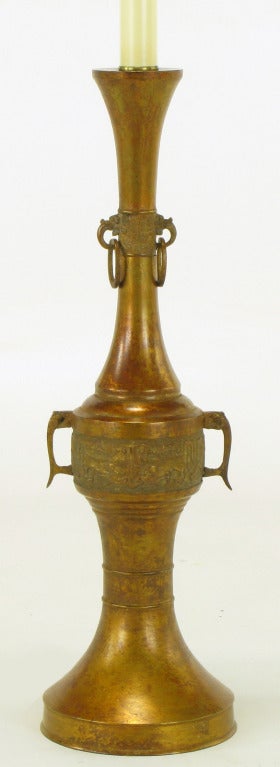 Milieu du XXe siècle Grande lampe de bureau japonaise en forme d'urne en bronze doré en vente
