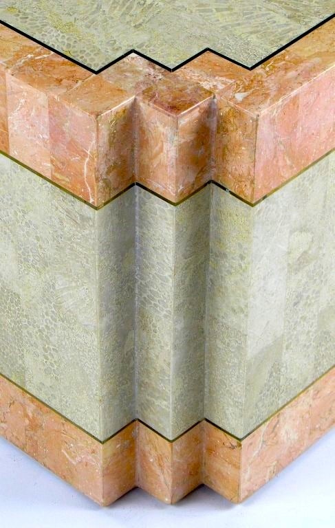 Casa Bique Couchtisch aus Mosaik aus Fossilstein und Marmor im Zustand „Gut“ im Angebot in Chicago, IL