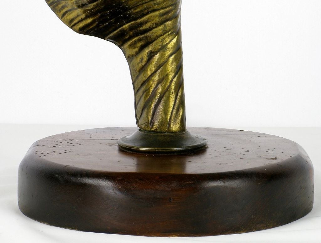 Métal Lampe de table en métal moulé avec coquille de conque en vente