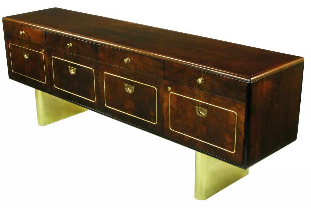 Seltene Romweber Möbel dunkel fertig genoppt Nussbaum schwimmende Kredenz oder Sideboard. Schwerer Doppelsockel aus Messing, gerundete Vorderseite mit flacher Rückseite. Die unteren vorderen Schubladen und die beiden Türen, die sich über versenkte