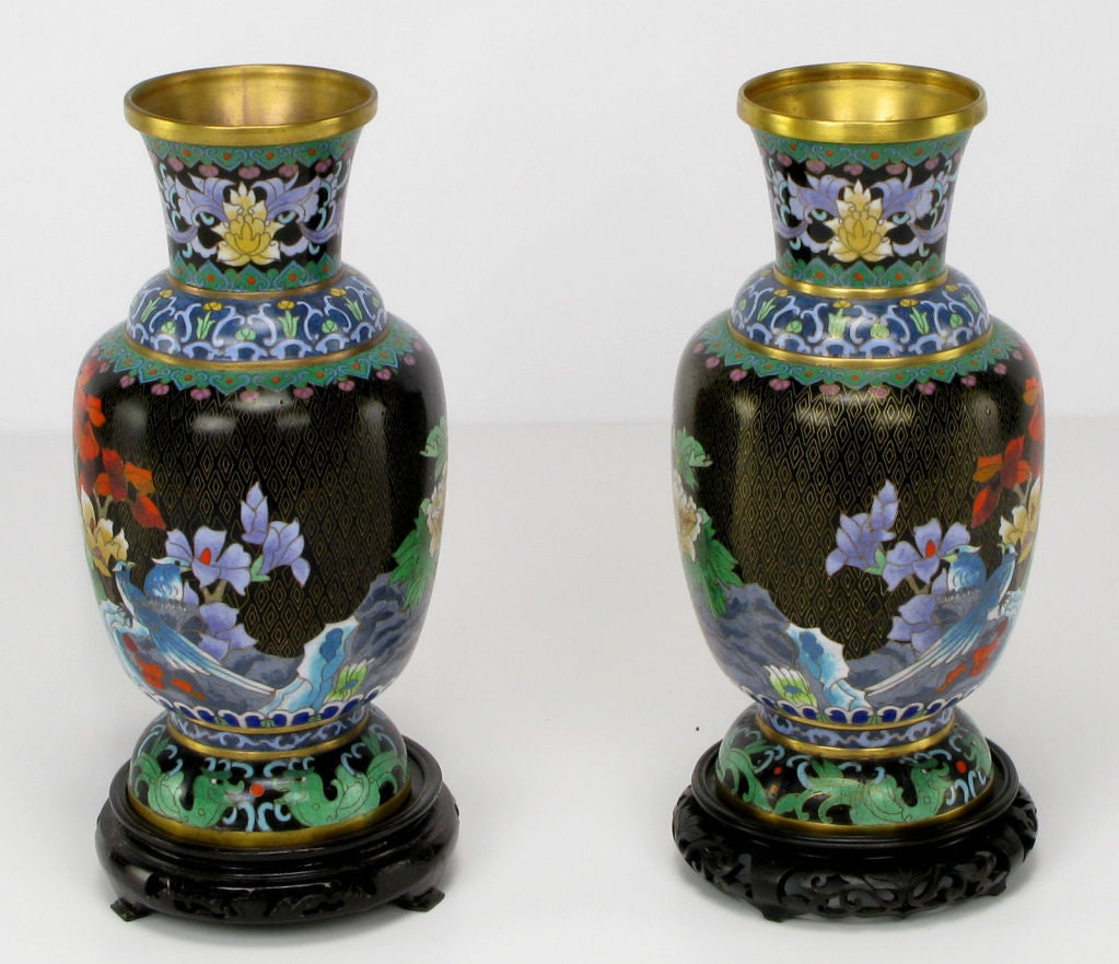 Sculpté Paire de vases colorés en cloisonné à fleurs colorées sur socle sculpté en vente