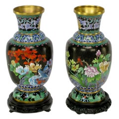 Paar farbenfrohe, geblümte Cloisonné-Vasen auf geschnitzten Sockeln