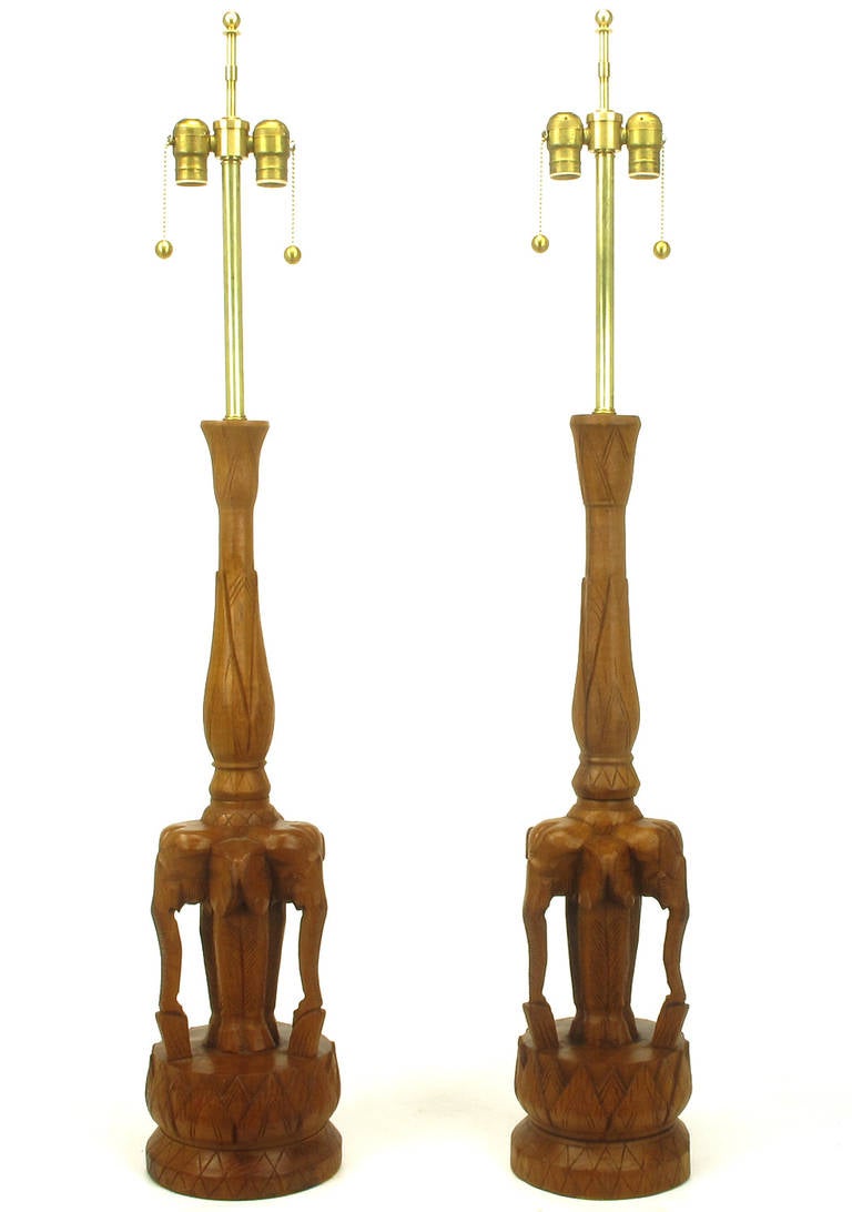 Milieu du XXe siècle Paire de grandes lampes de bureau « Trio of Elephants » en bois dur sculpté à la main en vente