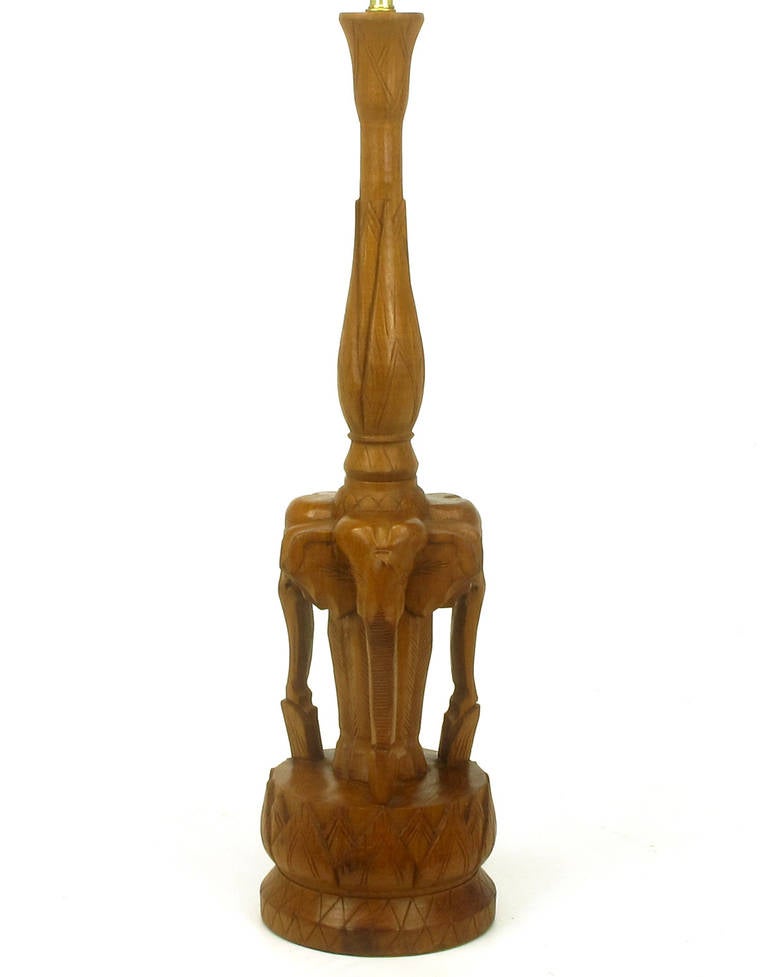 Chêne Paire de grandes lampes de bureau « Trio of Elephants » en bois dur sculpté à la main en vente