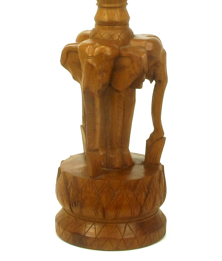 Paire de grandes lampes de bureau « Trio of Elephants » en bois dur sculpté à la main en vente 1
