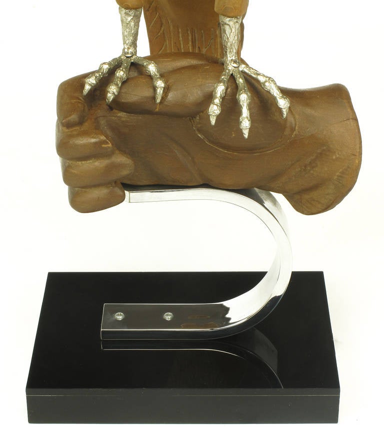 Fin du 20e siècle Sculpture en bois sculpté et en argent d'un oiseau rapace sur la main d'un fauconnier en vente