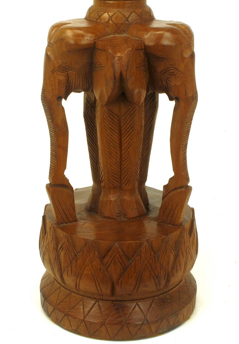 Paire de grandes lampes de bureau « Trio of Elephants » en bois dur sculpté à la main en vente 3