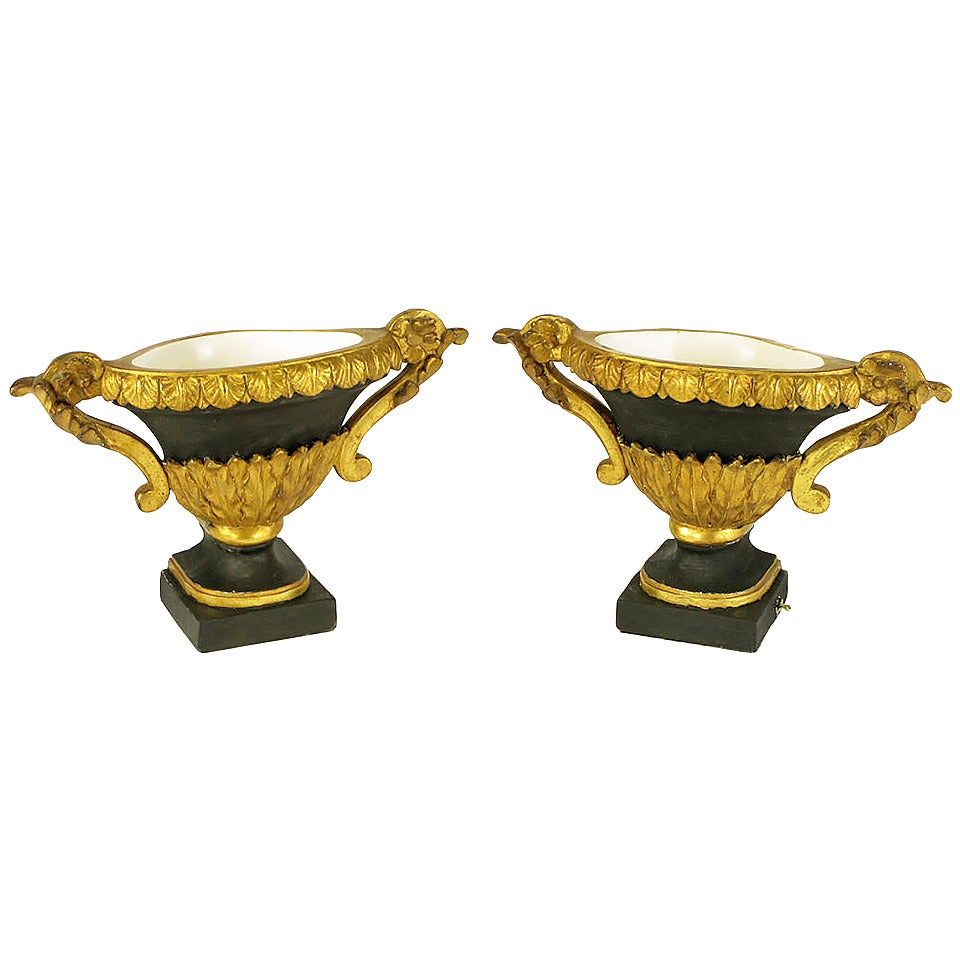 Paar teilweise vergoldete & schwarz lackierte Urnenleuchten aus Gips und Gesso im Empire-Stil im Angebot