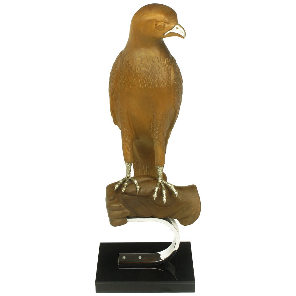 Sculpture en bois sculpté et en argent d'un oiseau rapace sur la main d'un fauconnier en vente