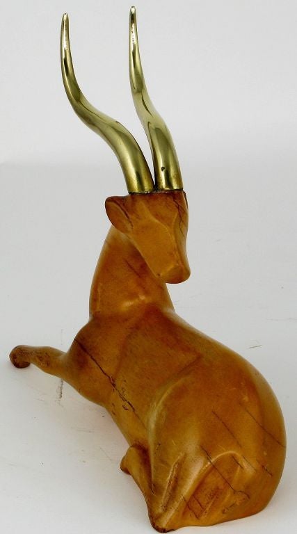 Insolita e raffinata gazzella in legno intagliato in stile Art Deco revival con corna in ottone.